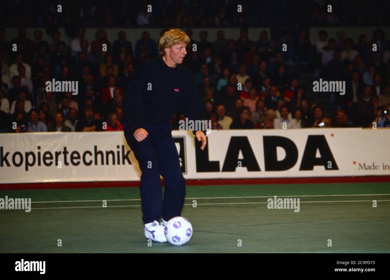 Tennis Gala zugunsten der Tore-Meinecke-Stiftung auf dem Rothebaum in Hamburg, Deutschland 1990, Gaststar: Boris Becker beim Fußball Banque D'Images