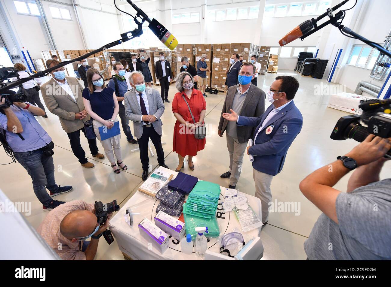 Erfurt, Allemagne. 31 juillet 2020. Bodo Ramelow (2e de droite, Die Linke), Premier ministre de Thuringe, et Heike Werner (3e de droite, Die Linke), ministre de la Santé de Thuringe, visitent le camp pandémique dans un entrepôt de la Croix-Rouge allemande (DRK). Le hall est l'entrepôt central du ministère de la Santé pour les matériaux destinés aux équipements de protection individuelle tels que les masques, les robes, les gants, les lunettes, les combinaisons et les boucliers. Credit: Martin Schutt/dpa-Zentralbild/dpa/Alay Live News Banque D'Images