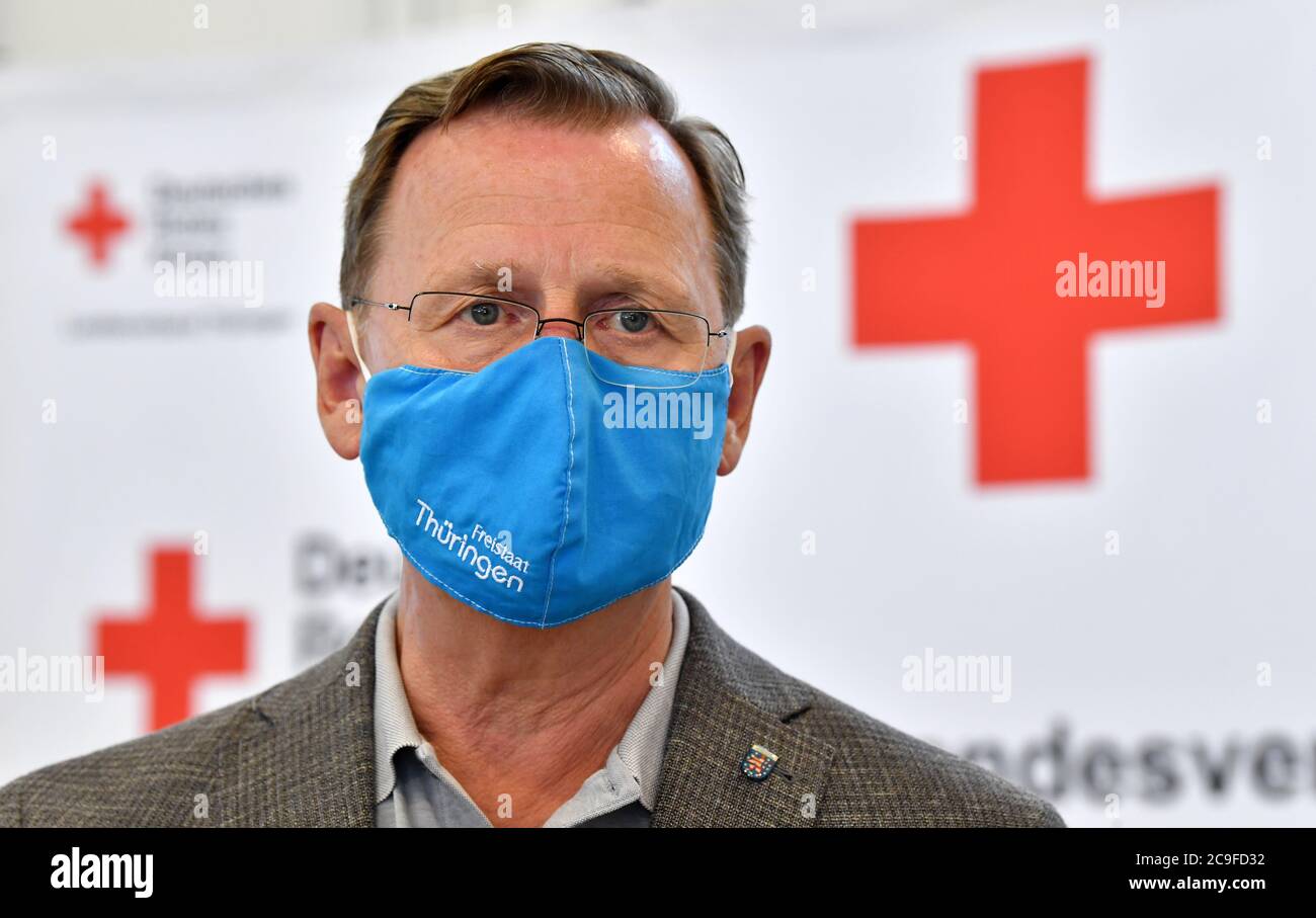 Erfurt, Allemagne. 31 juillet 2020. Bodo Ramelow (Die Linke), Premier ministre de Thuringe, visite le camp pandémique dans un entrepôt de la DRK (Croix-Rouge allemande). Le hall est l'entrepôt central du ministère de la Santé pour les matériaux destinés aux équipements de protection individuelle tels que les masques, les robes, les gants, les lunettes, les combinaisons et les boucliers. Credit: Martin Schutt/dpa-Zentralbild/dpa/Alay Live News Banque D'Images