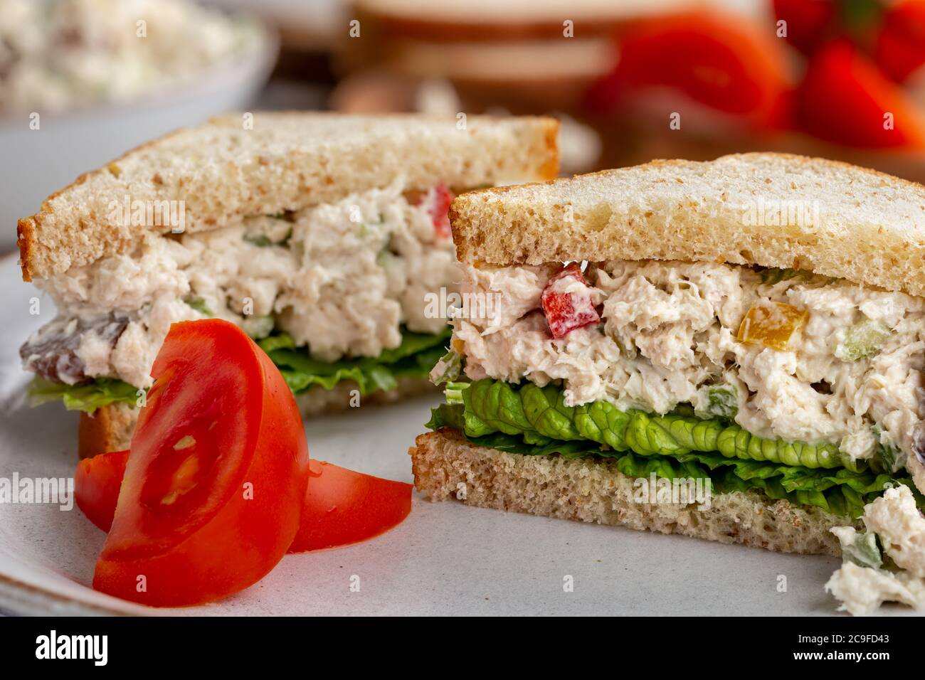 Sandwich à la salade Chickrn avec de la laitue sur du pain de blé entier coupé en deux sur une assiette Banque D'Images