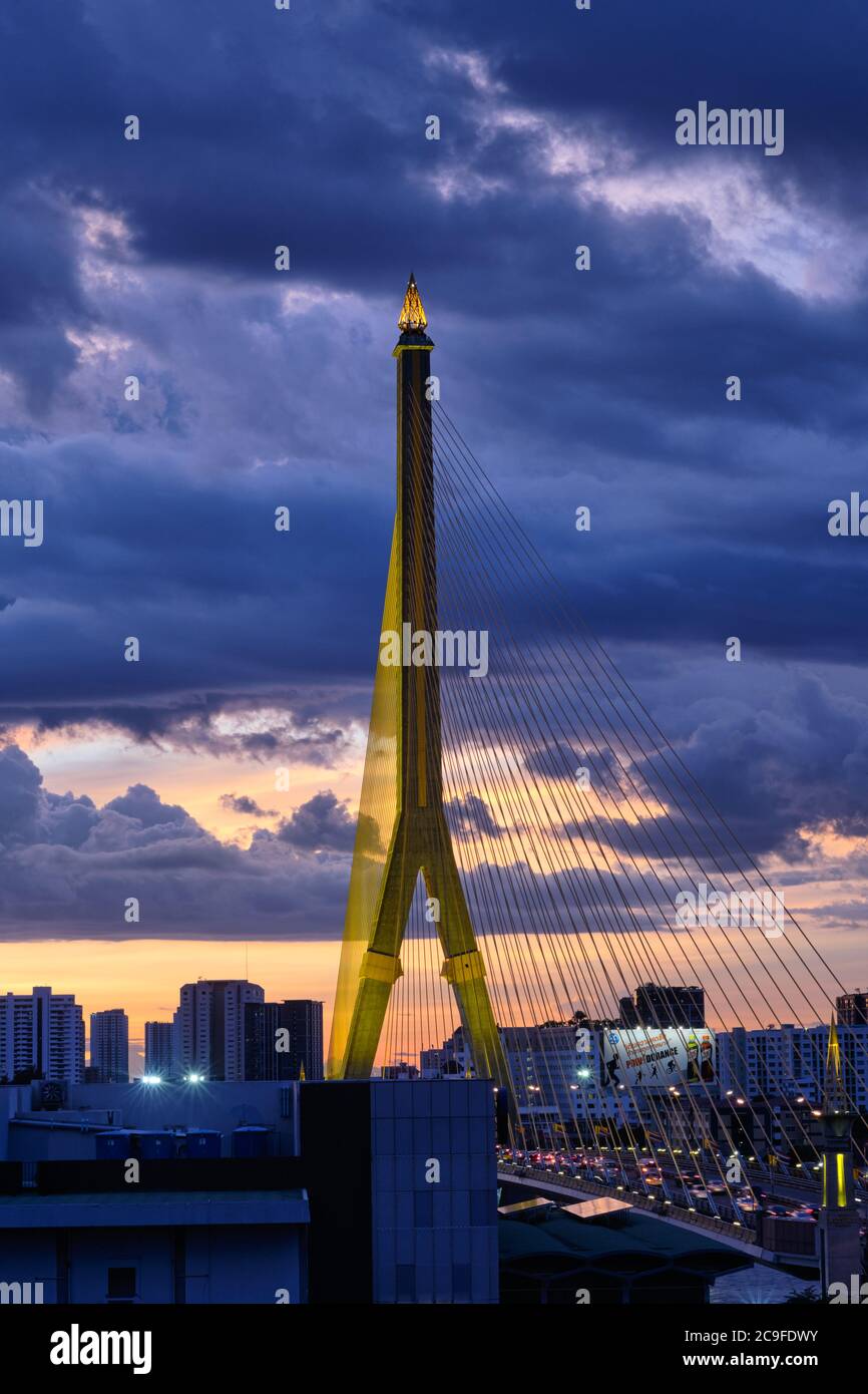 Rama VIII. Illuminé Pont (Rama 8. Pont), un pont suspendu qui enjambe la rivière Chao Phraya à Bangkok, en Thaïlande, au cours d'un coucher de soleil coloré Banque D'Images