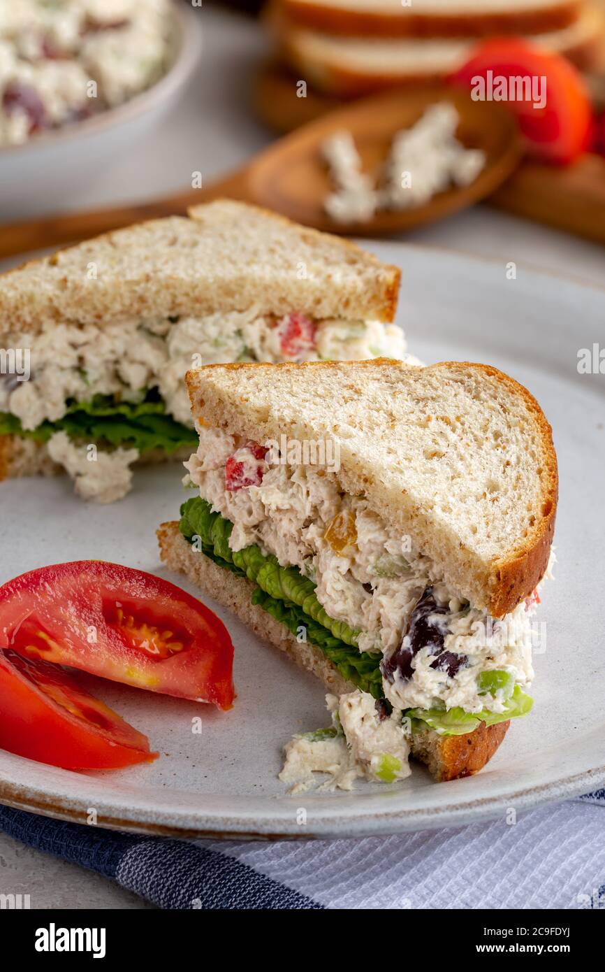 Sandwich à la salade Chickrn avec de la laitue sur du pain de blé entier coupé en deux sur une assiette Banque D'Images