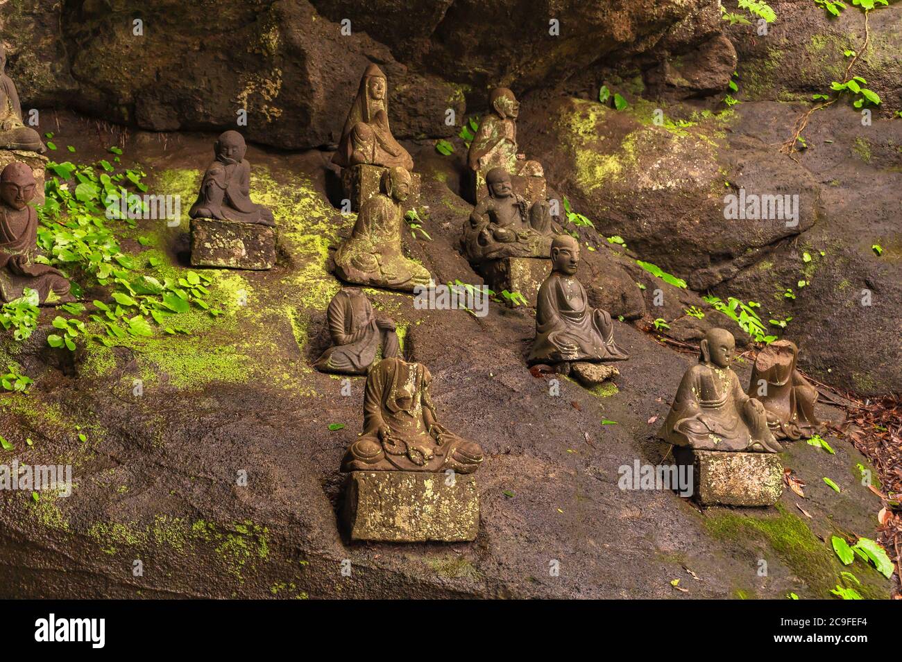 chiba, japon - juillet 18 2020 : statues de divinités bouddhistes et de moines entourant la sculpture de Saigoku Kannon bodhisattva créée au XVIIIe siècle par Banque D'Images