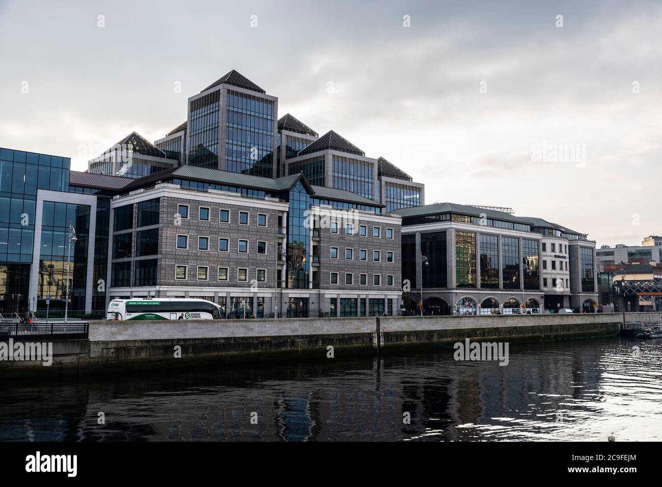 Dublin, Irlande - 1er janvier 2020 : façade du siège de la banque Ulster (Ulster Bank Group Centre) à côté de la rivière Liffey dans le Grand Canal Dock, Dub Banque D'Images