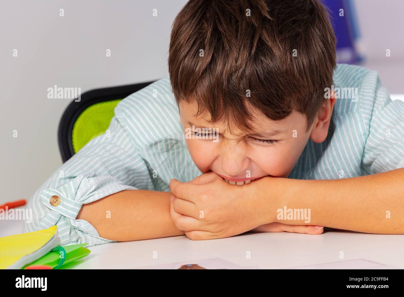 Garçon Avec Le Trouble Du Spectre De L'autisme Mordant La Main Et  Comportement D'expression Négative, Portrait De Près Photo Stock - Alamy