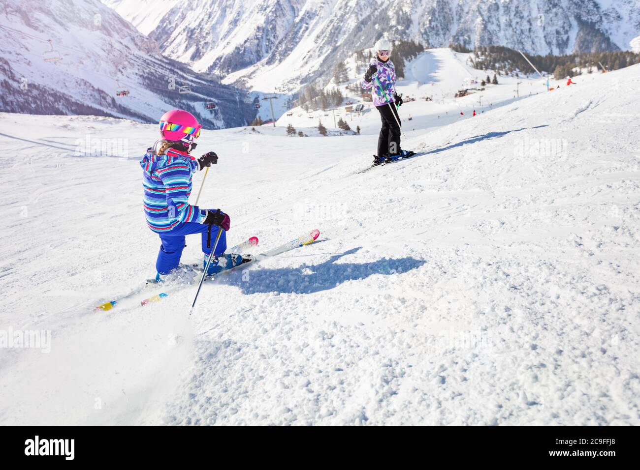 Deux sœurs skient en descente sur le slop de la station d'hiver de montagne Banque D'Images