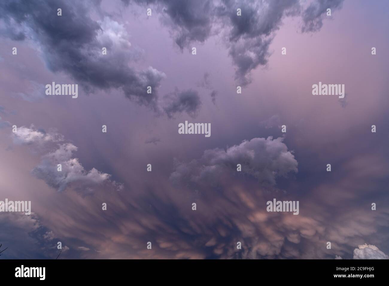 Les nuages commencent à se former dans un grand orage au crépuscule. Banque D'Images