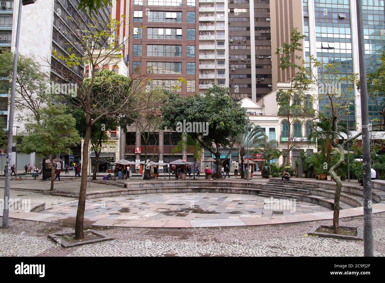 Rio de Janeiro, Brésil. 31 juillet 2020. Approuvé mardi dernier (28) les amendements à la loi de Puxadinho menacent Buraco do Lume officiellement appelé Praça Mario Lago. Le site a été inscrit en mars de la même année par ALERJ et la modification approuvée par les conseillers révoque l'inscription. Les architectes et les urbanistes ont critiqué la nouvelle législation pour autoriser la légalisation des travaux irréguliers. Crédit: Lorando Labbe/FotoArena/Alay Live News Banque D'Images