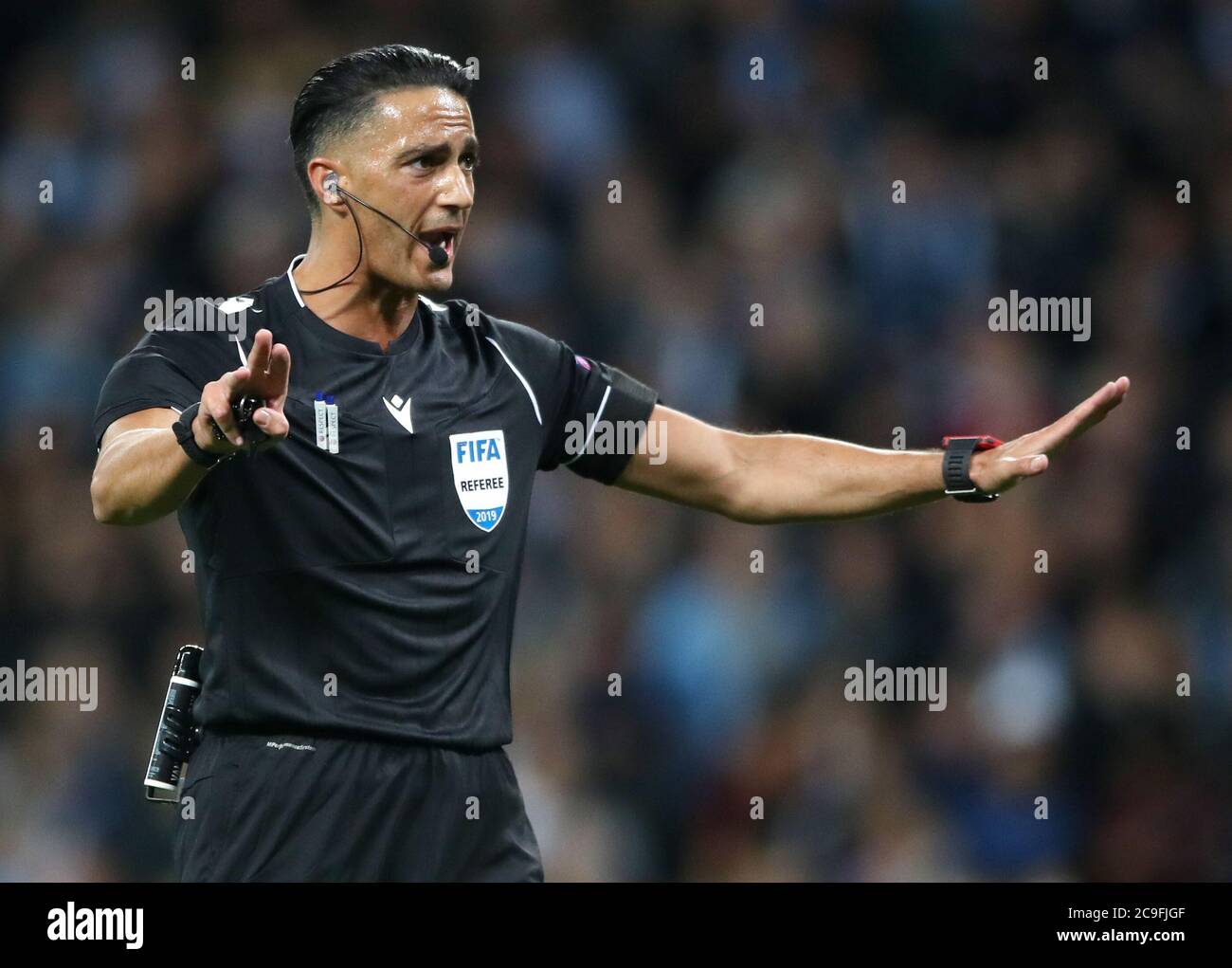 Arbitre: Serdar Gozubuyuk (pays-Bas) lors du match de la Ligue des  champions de l'UEFA au stade Etihad, Manchester Photo Stock - Alamy