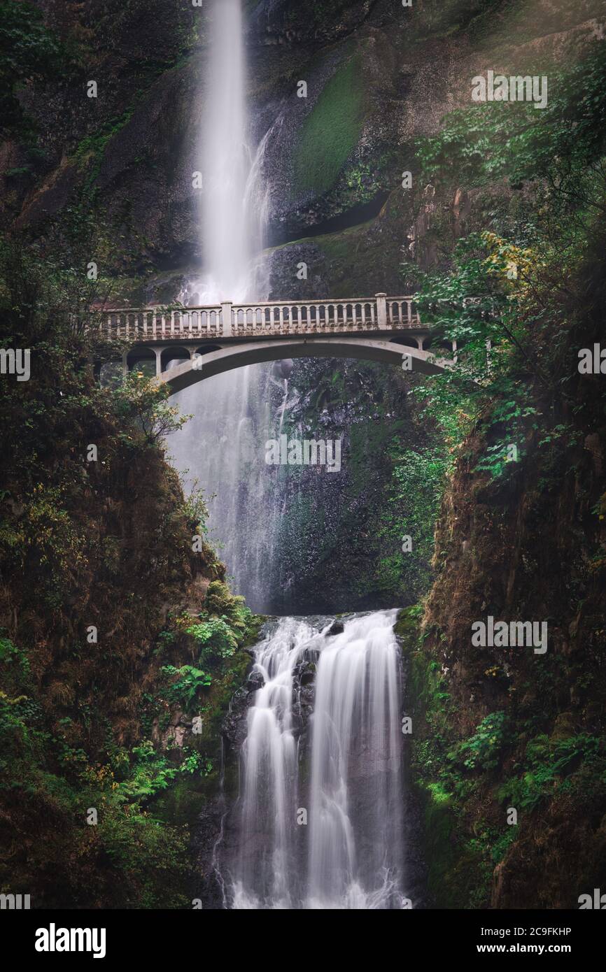 Longue exposition photo des chutes Multnomah à Portland, Oregon Banque D'Images