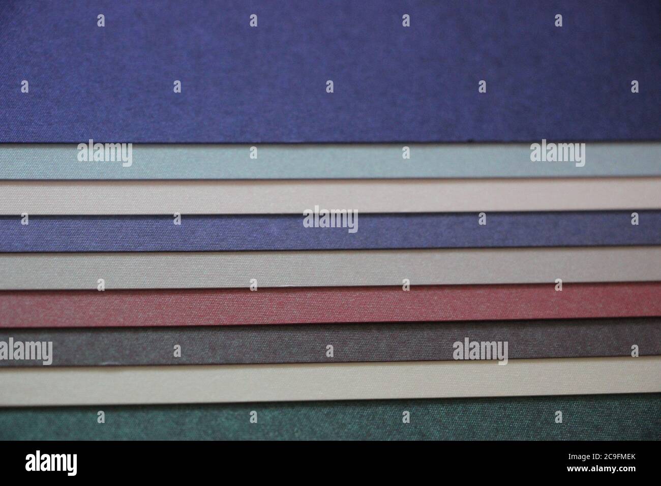 Fond bleu violet bleu sarcelle menthe texture de papier de couleur sur table en bois Banque D'Images