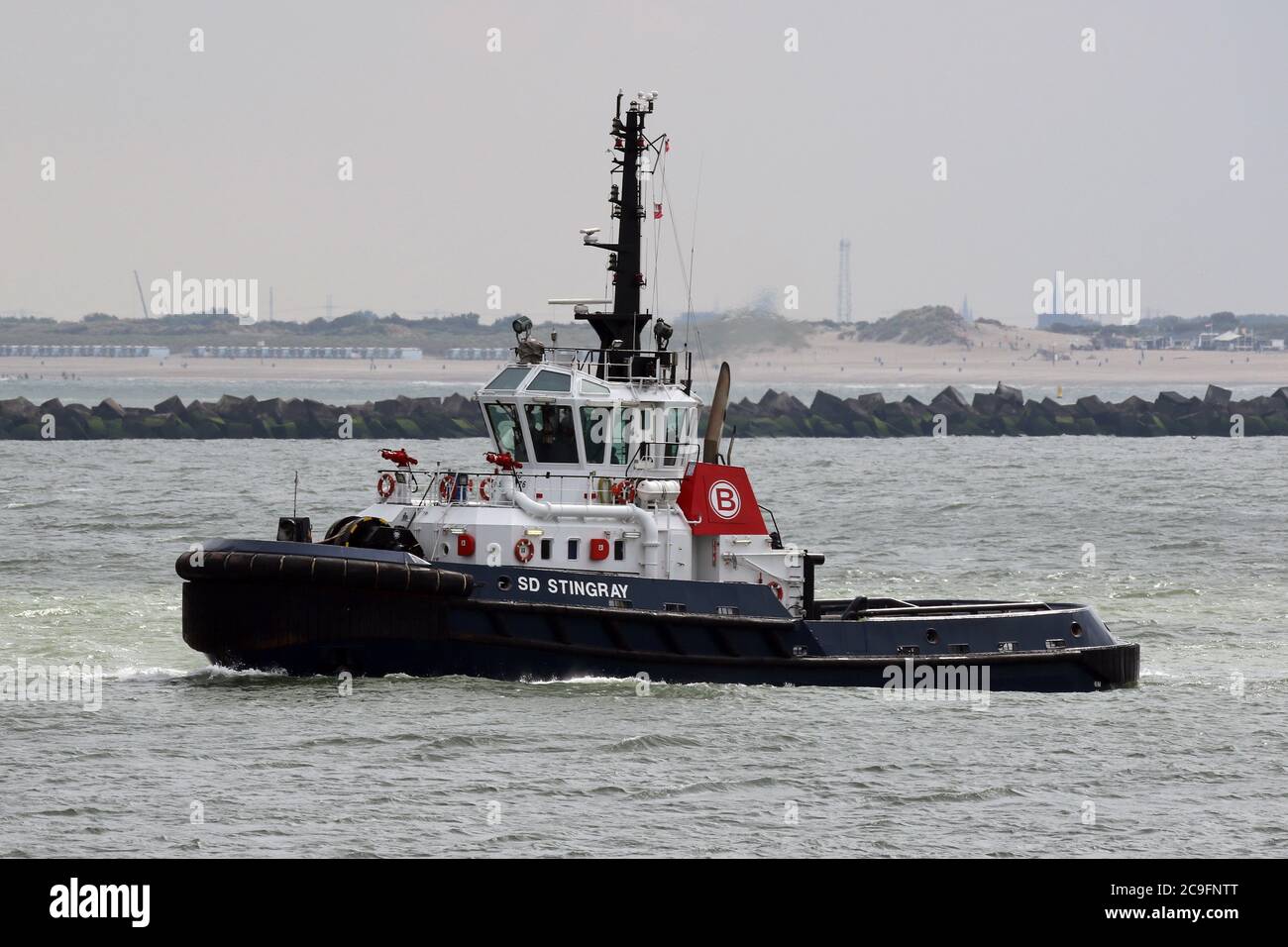 Le remorqueur de port SD Stingray travaille dans le port de Rotterdam le 3 juillet 2020. Banque D'Images