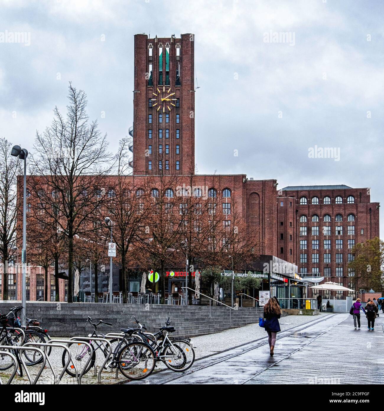 L'Ullsteinhaus est un bâtiment historique classé de style expressionniste en brique conçu par l'architecte Eugen Schmohl à Tempelhof-Berlin, en Allemagne Banque D'Images