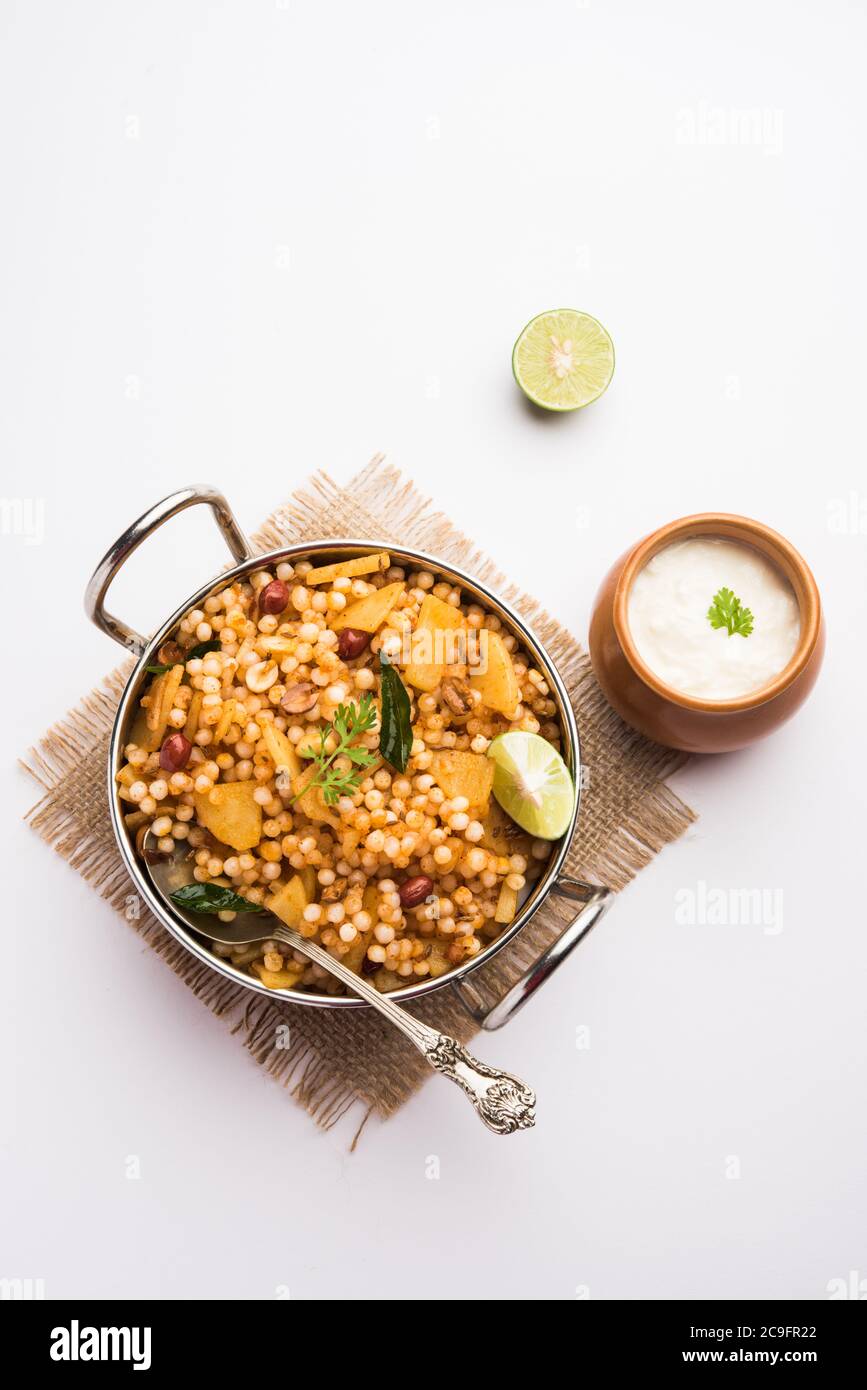 Sabudana khichdi / Khichadi est une recette indienne à jeun ou de la nourriture de Vrat consommée pendant navratri, ekadashi ou ganesh chaturthi Banque D'Images