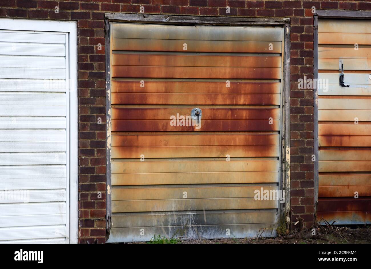 Une porte de garage rouillée se distingue clairement dans cette photo prise un jour d'automne brillant Banque D'Images