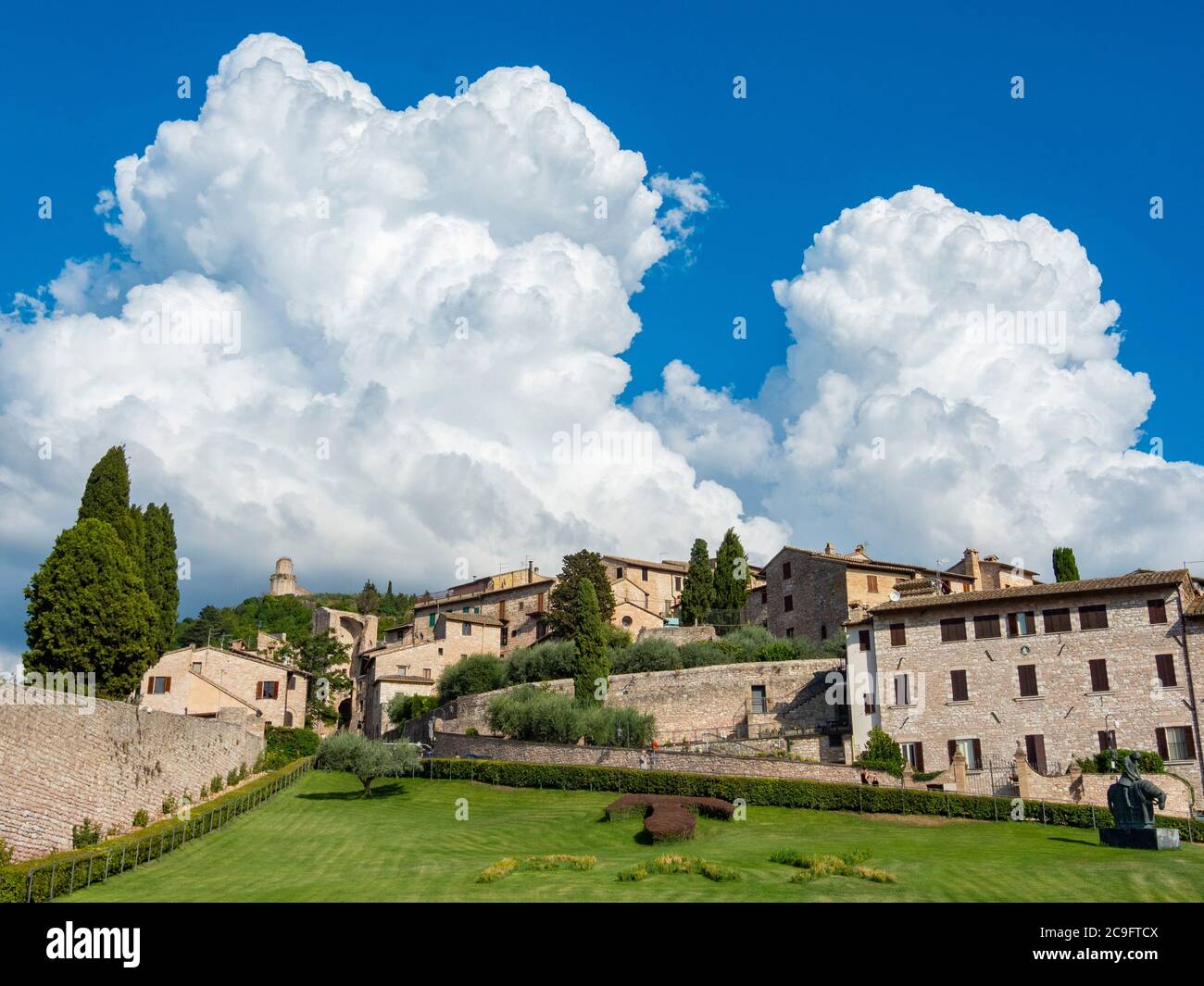 Vieille ville d'Assise. Célèbre pèlerinage et destination de voyage en Ombrie, Italie. Beau jardin de la basilique Saint François d'Assise. Banque D'Images
