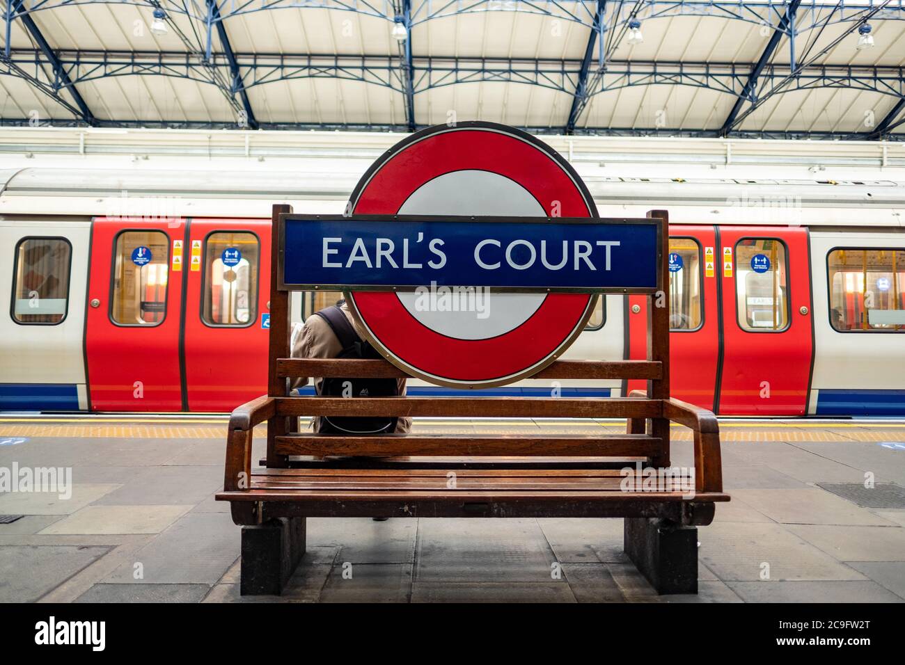 LONDON- Earl's court Station plate-forme, a District et Piccadilly Line station de métro de Londres dans le sud-ouest de Londres Banque D'Images