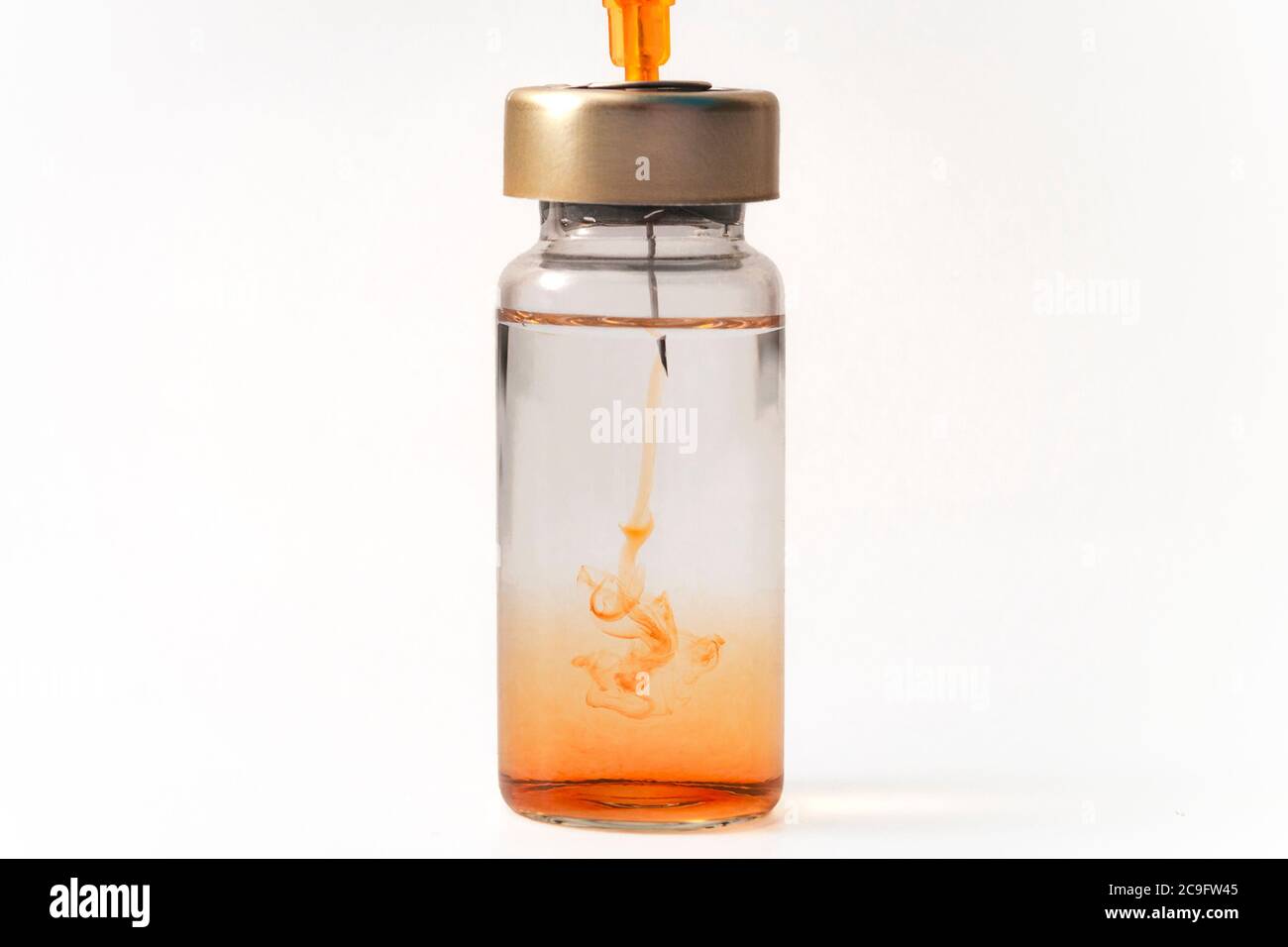 Traitement hormonal cocktail, immunisation, santé et recherche médicale idée conceptuelle avec seringue injectant un fluide rouge dans un flacon rempli de transparent Banque D'Images