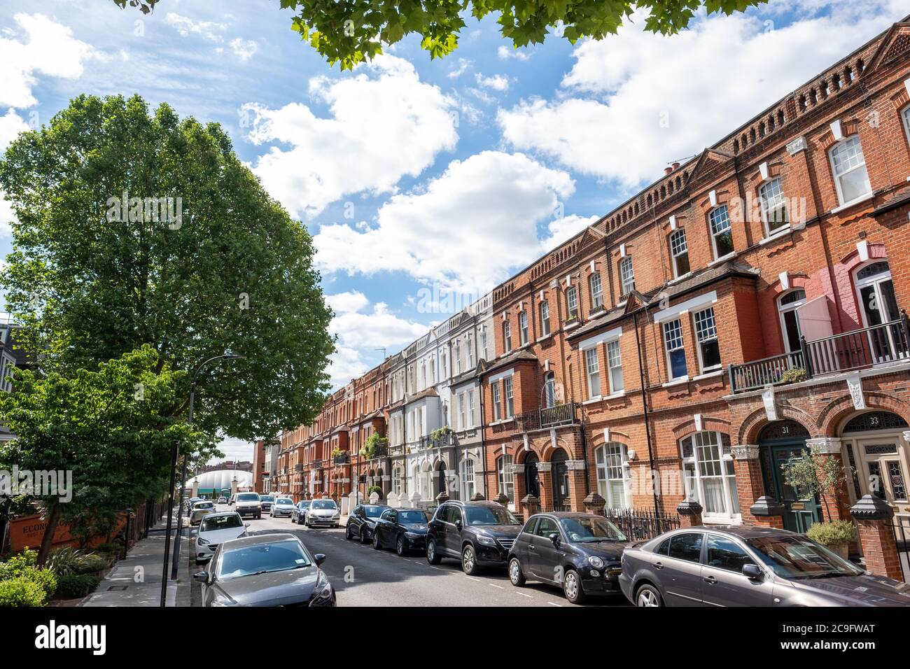 Belle rue de maisons mitoyennes résidentielles sur Kensington, West London Banque D'Images