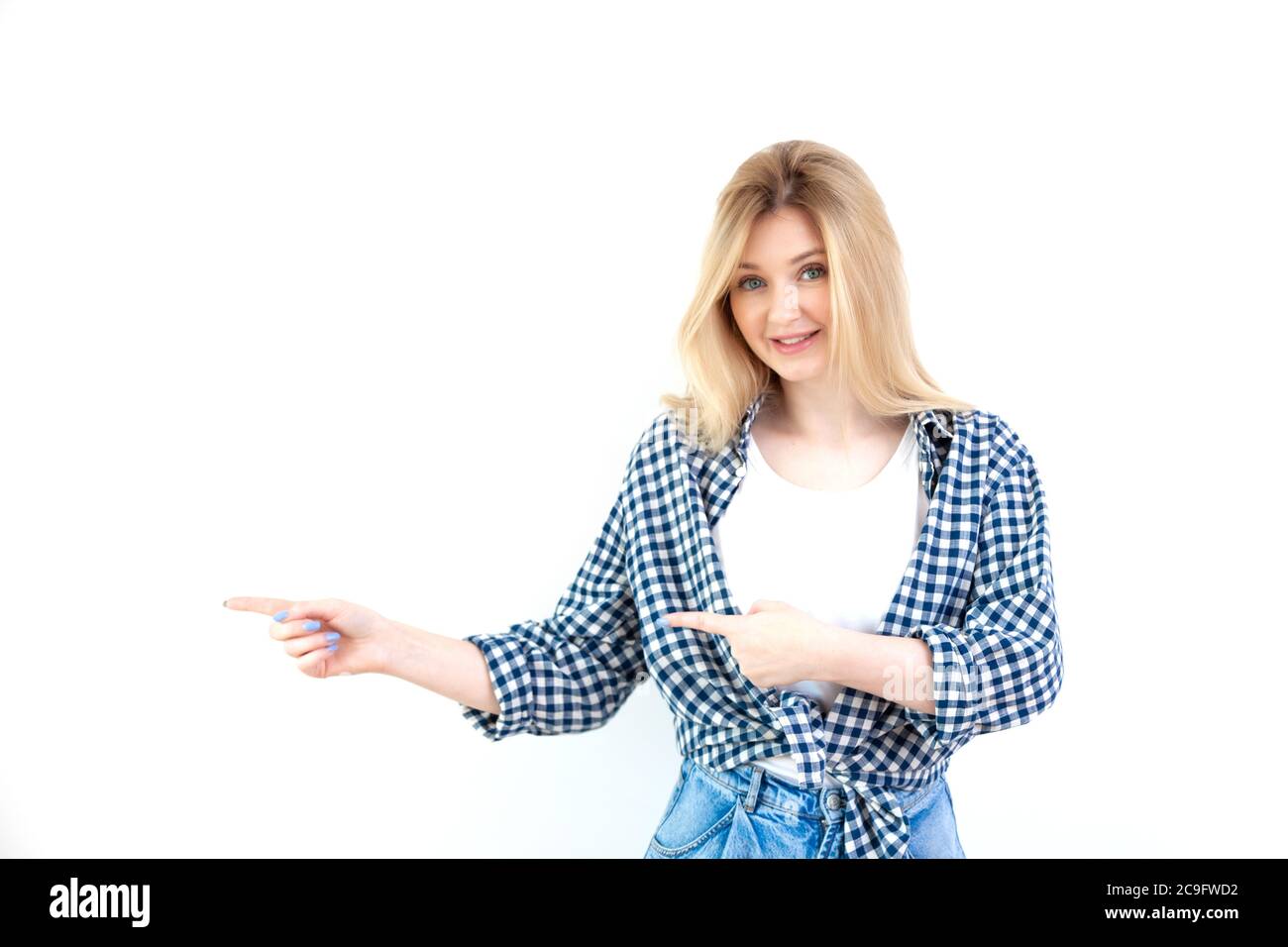 Jeune belle femme émotions dans des vêtements décontractés sur fond blanc Banque D'Images