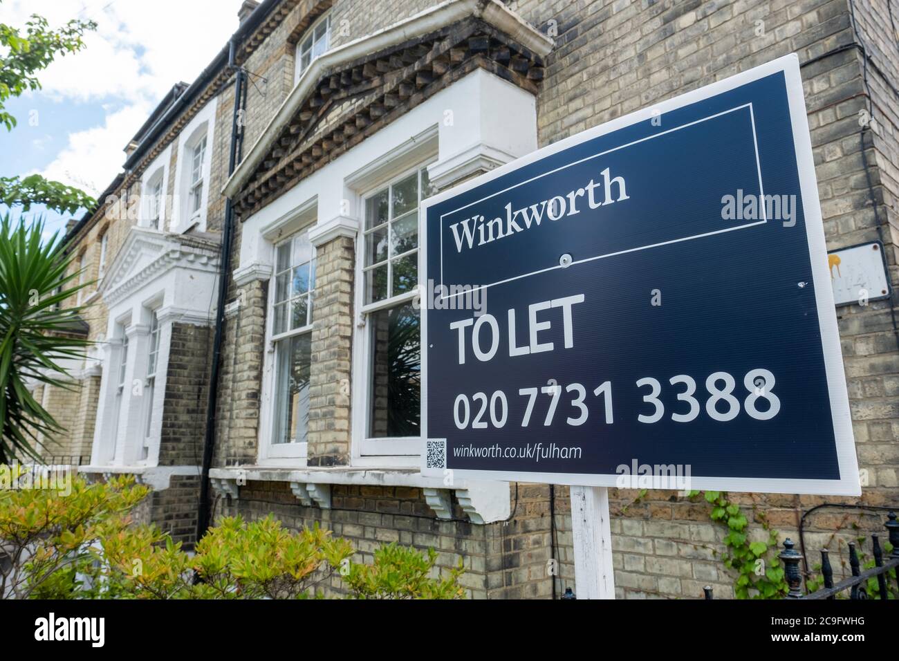 Londres - l'agent immobilier Winkworth signe 'To Let' sur la rue mitoyenne de maisons Banque D'Images