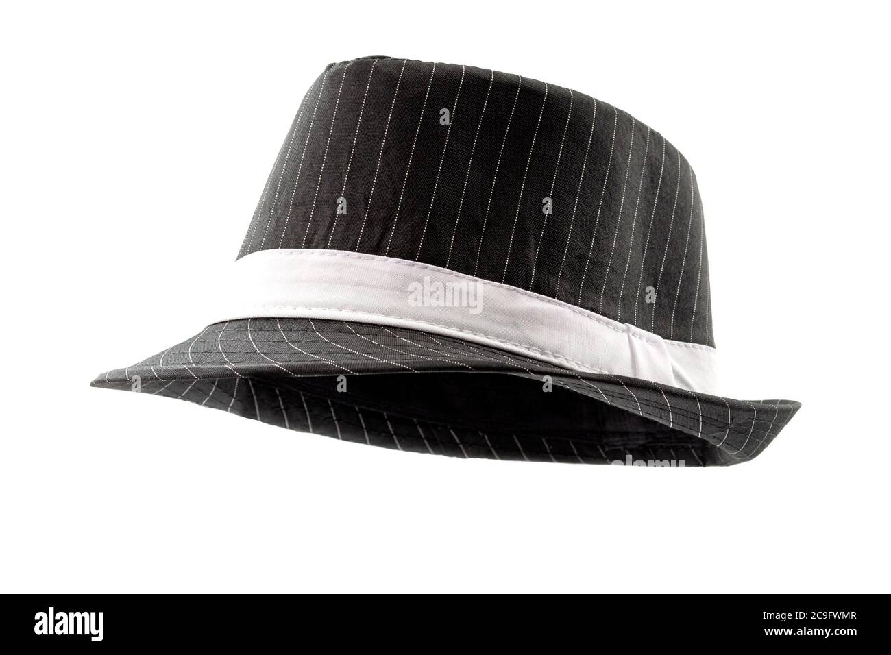 Chapeau chic et classique concept de tenue à fines rayures noir chapeau fedora isolé sur fond blanc avec découpe de chemin d'écrêtage en utilisant la technique de mannequin fantôme Banque D'Images