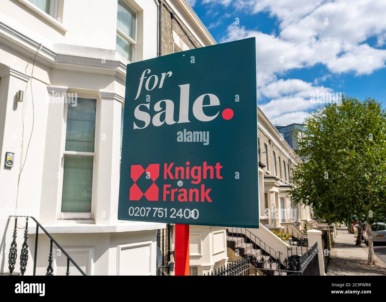 Londres- juillet 2020: L'agence immobilière Knight Frank 'À VENDRE' signe sur la rue des maisons Banque D'Images