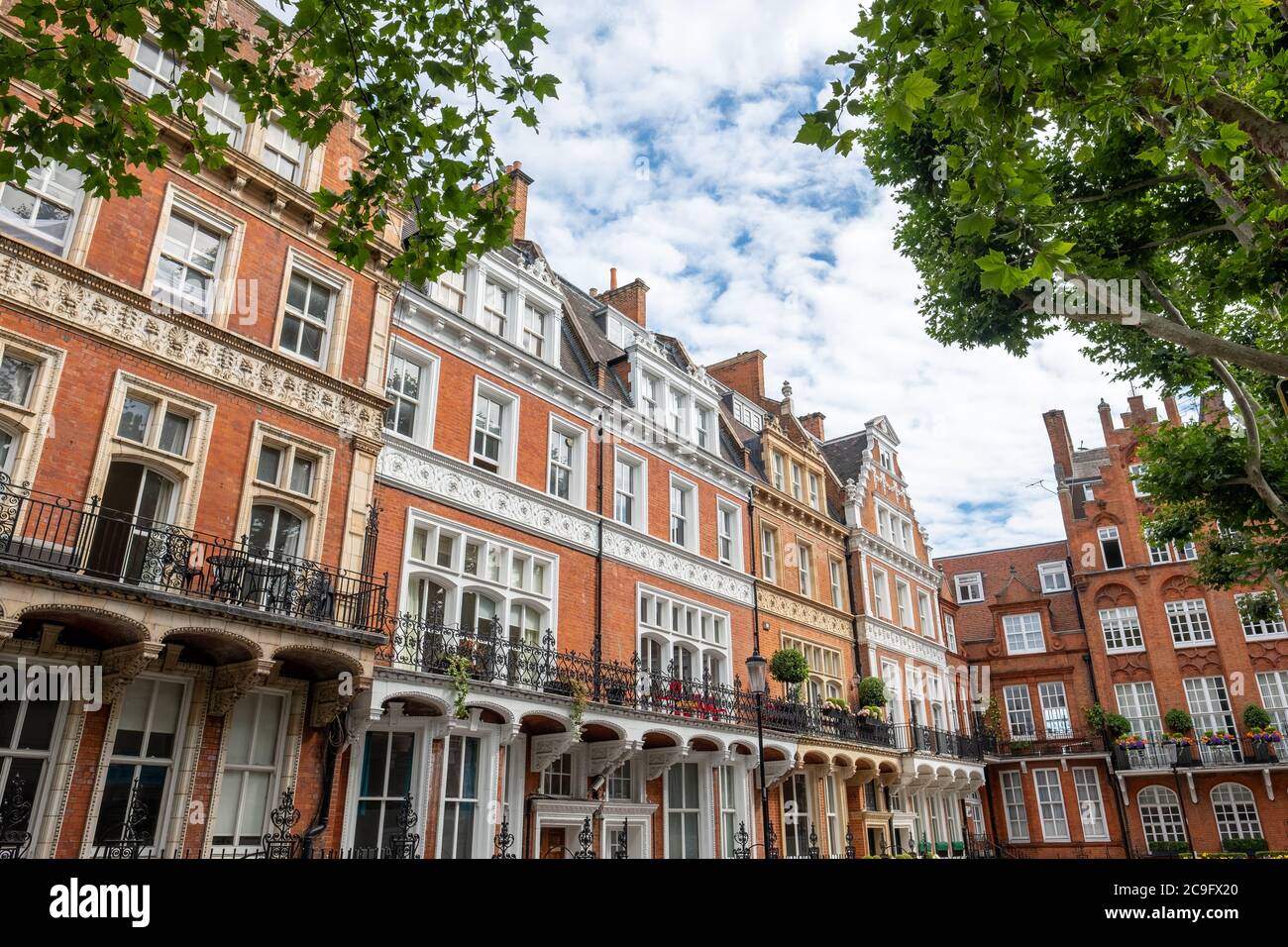 Londres, juillet, 2020: Rue résidentielle de belles maisons de ville de Londres en terrasses de briques rouges à Kensington court, à l'ouest de Londres Banque D'Images