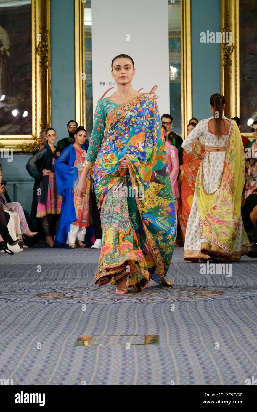 L'actrice pakistanaise Sadaf Sabzwari (née Kanwal) marche pour Fahad Husseyn à Riwayat London Lifestyle 2019, où se présentent des marques de luxe asiatiques. Banque D'Images