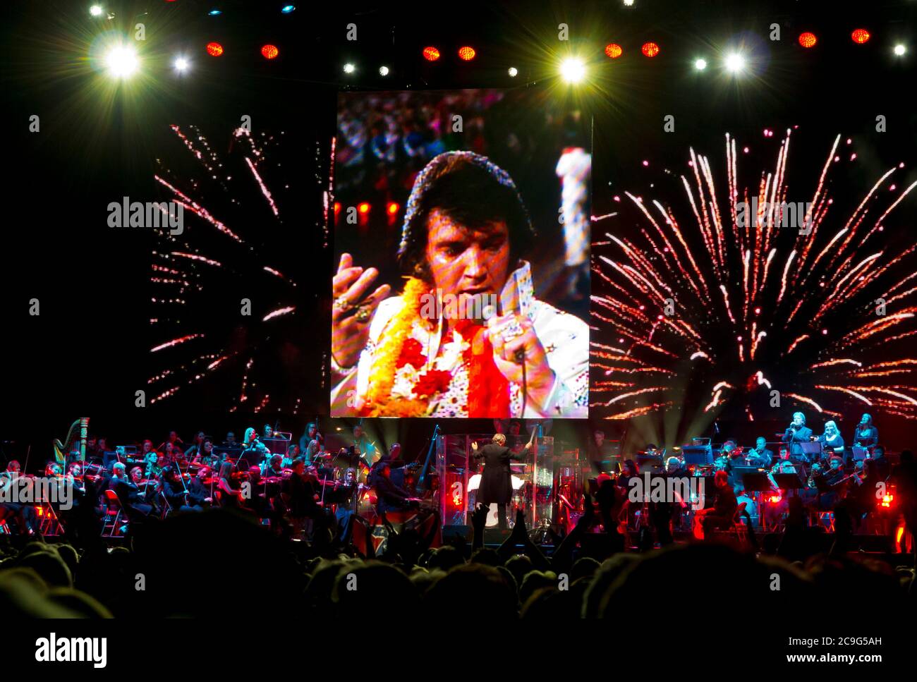 Elvis Presley en concert Live à l'écran avec l'Orchestre philharmonique royal 2016 une tournée de concert avec des séquences vidéo d'Elvis avec un orchestre live. Banque D'Images