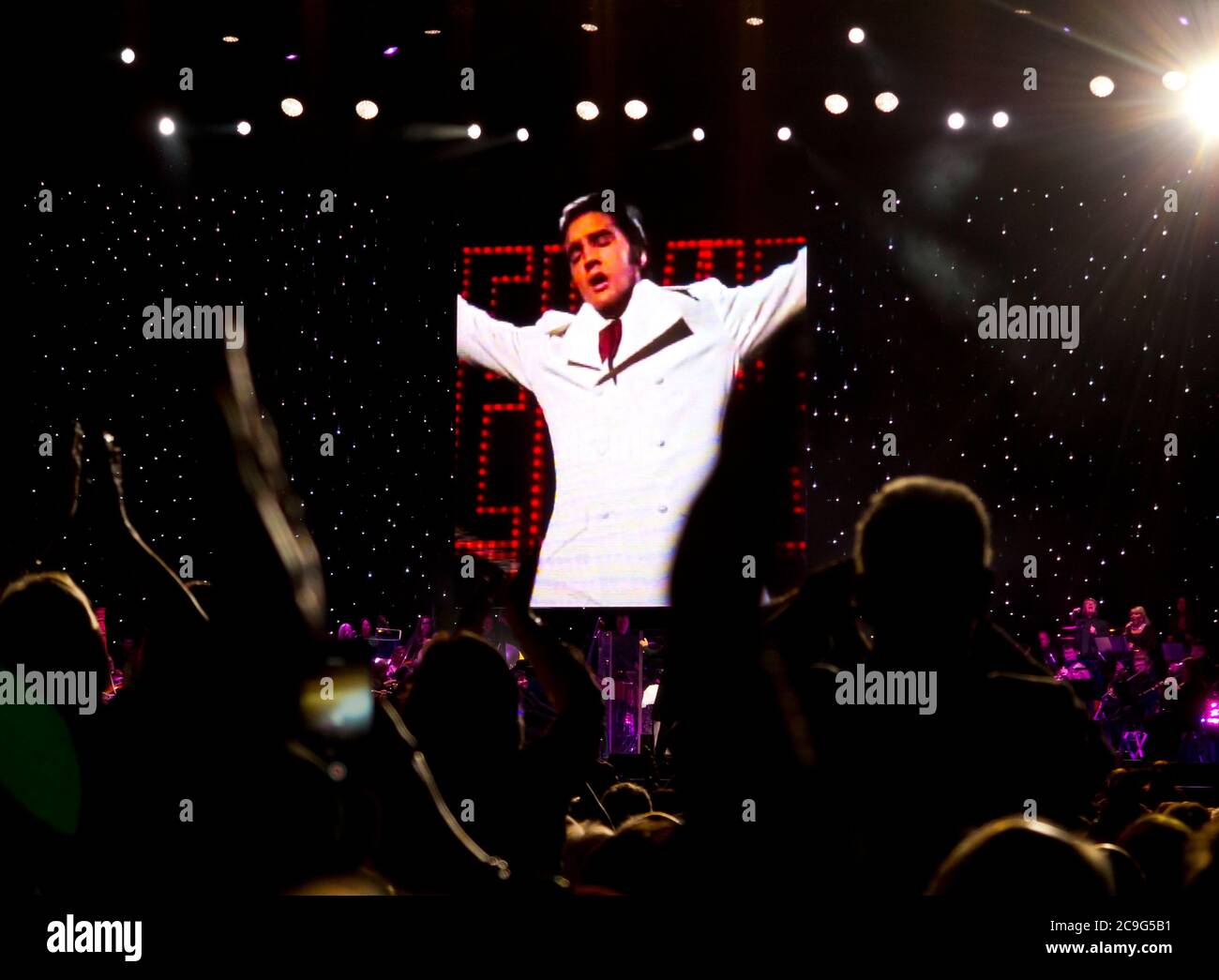 Elvis Presley en concert Live à l'écran avec l'Orchestre philharmonique royal 2016 une tournée de concert avec des séquences vidéo d'Elvis avec un orchestre live. Banque D'Images