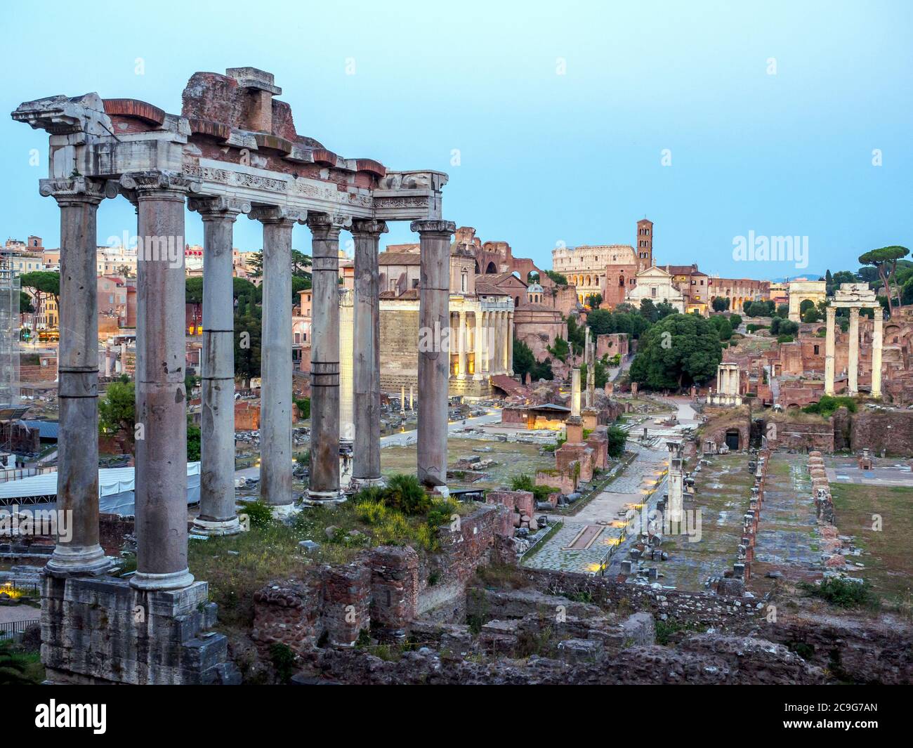 Le Temple de Saturne dans le Forum romain - Rome, Italie Banque D'Images
