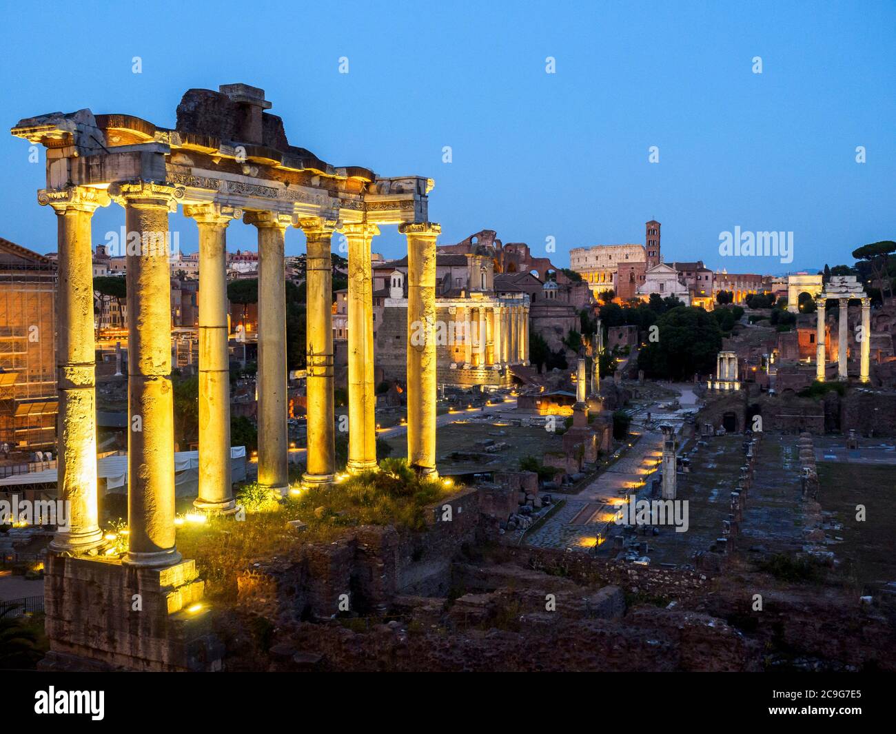 Le Temple de Saturne dans le Forum romain - Rome, Italie Banque D'Images