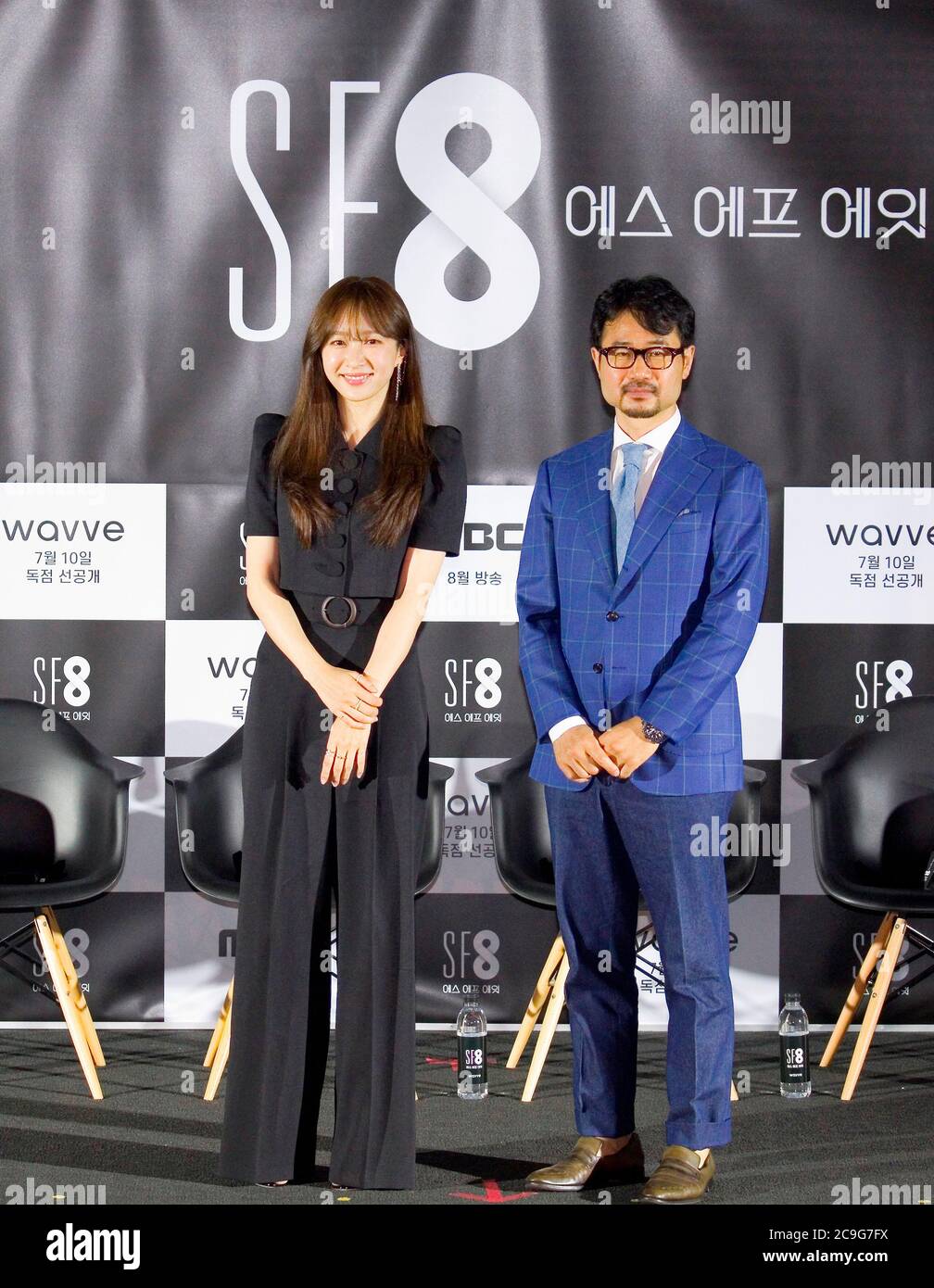 Hani (EXID) et Jang Cheol-Soo, 8 juillet 2020 : (L-R) la chanteuse et actrice sud-coréenne Hani (EXID) ou Ahn Hee-Yeon pose avec le réalisateur Jang Cheol-Soo lors d'une conférence de presse pour 'White Crow', un épisode de drame 'SF8' à Séoul, en Corée du Sud. Drame cinématographique SF8 est l'équivalent coréen de la série d'anthologie « Black Mirror ». Il est composé de huit épisodes et délite les questions philosophiques tout au long de la prémisse futuriste de chaque épisode, y compris la présence de la réalité virtuelle et de l'intelligence artificielle. L'oeuvre d'anthologie a été créée par huit directeurs différents et est un projet croisé a Banque D'Images