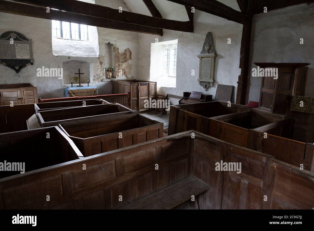 Intérieur de l'ancienne église St Cewydd, Disserth, au milieu de la Galles, avec de vieux ragoûts Banque D'Images