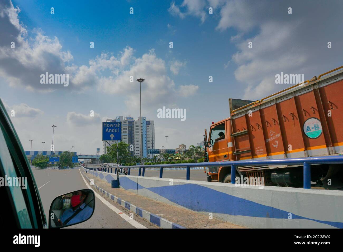 Kolkata, Bengale-Occidental, Inde - 23 mai 2020 : ciel bleu avec nuages blancs sur le 2ème pont Hoogly, reliant Howrah et Kolkata. Banque D'Images