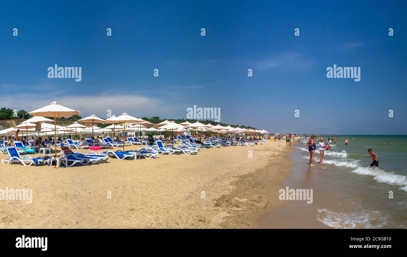 Odessa, Ukraine 05.07.2020. Hôtel et plage de la mer Noire Bugaz dans le village de Gribovka près d'Odessa, en Ukraine, par une journée ensoleillée d'été Banque D'Images