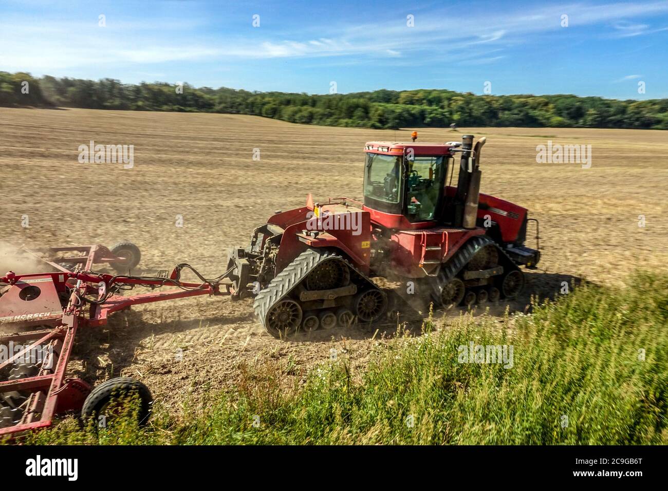 Les tracteurs Caterpillar labourage les champs République tchèque les machines agricoles cultivent les champs Banque D'Images