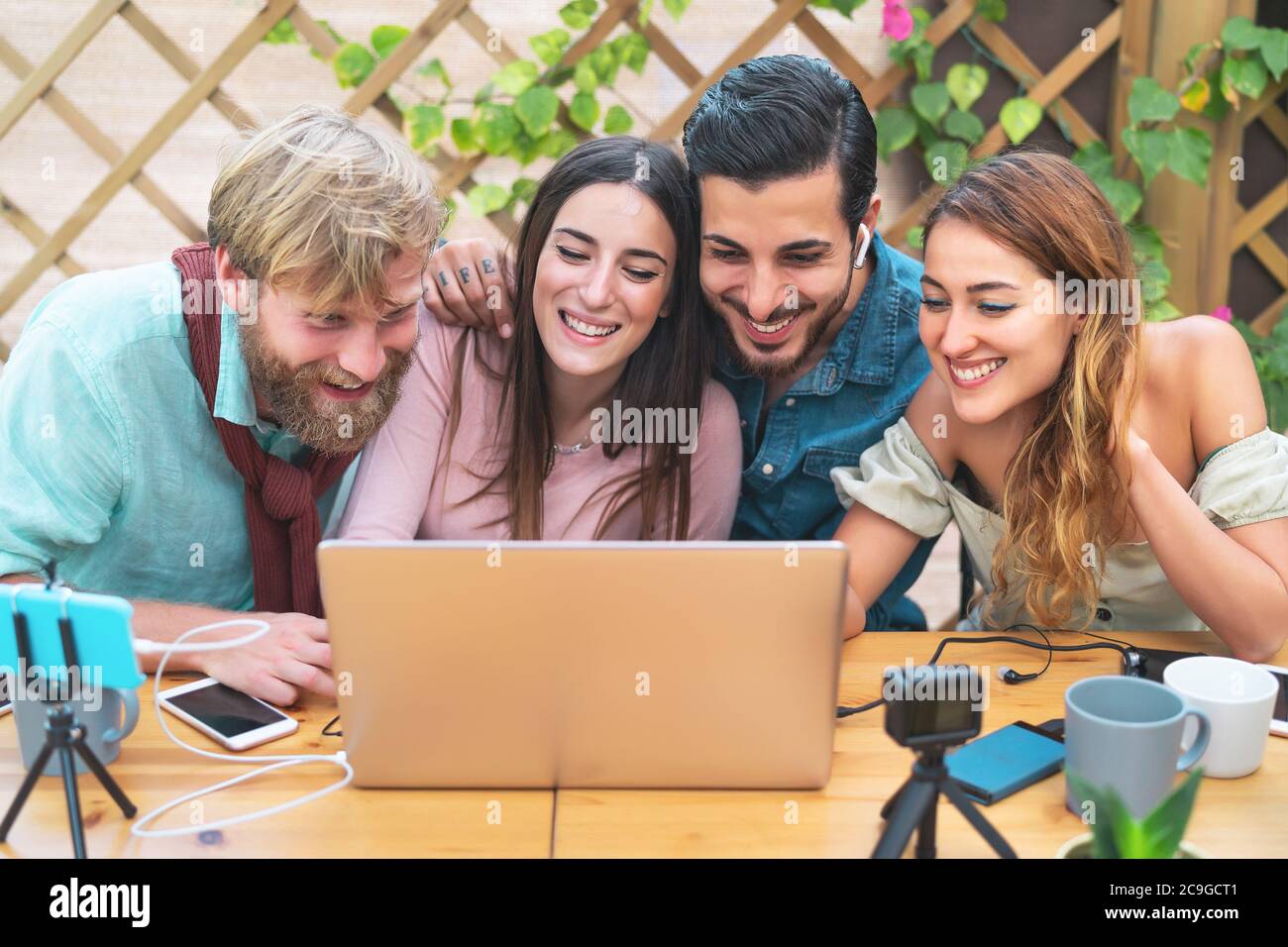 Jeunes amis filmant vidéo vlog pour la chaîne Web en ligne - heureux les gens du millénaire ayant le plaisir de faire le streaming en direct à l'aide de smartphone CAM et de l'ordinateur Banque D'Images