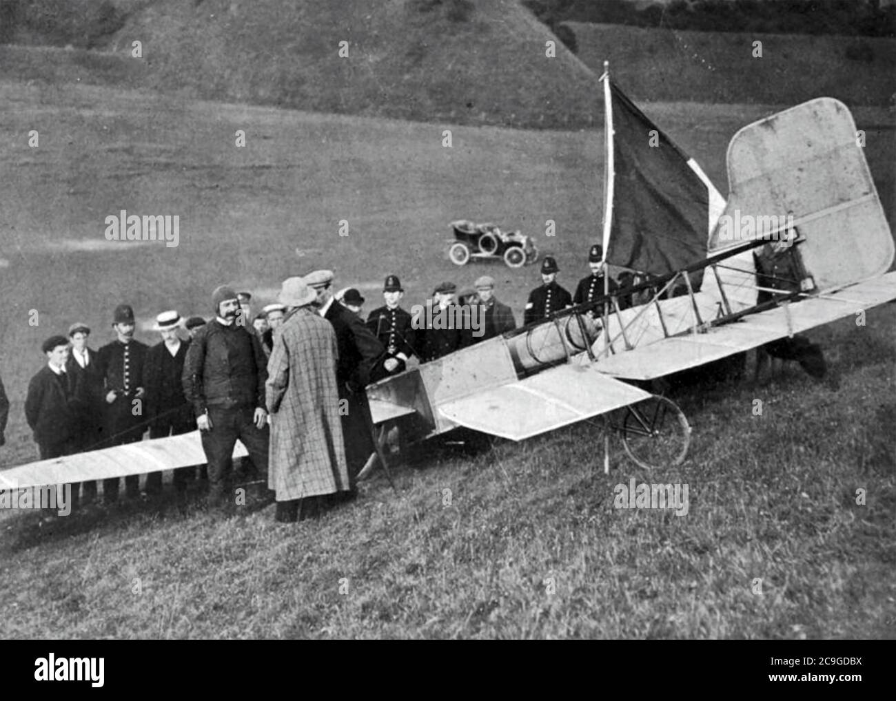 LOUIS BLÉRIOT (1872-1936) aviateur français à gauche avec son avion le Blériot XI après avoir atterri dans un champ près de Douvres après le premier passage de la Manche le 25 juillet 1909. Banque D'Images