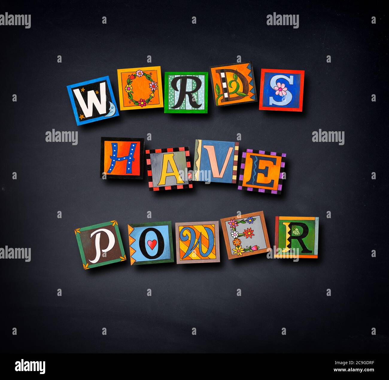 Les mots ont le pouvoir, le mot à bord sur fond noir, le concept d'apprentissage de la langue anglaise Banque D'Images