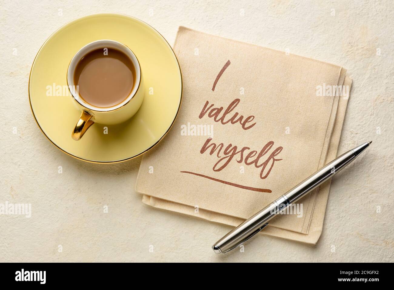 Je m'estime - l'écriture manuscrite sur une serviette avec une tasse de café, l'affirmation positive, le respect de soi et le concept de développement personnel Banque D'Images