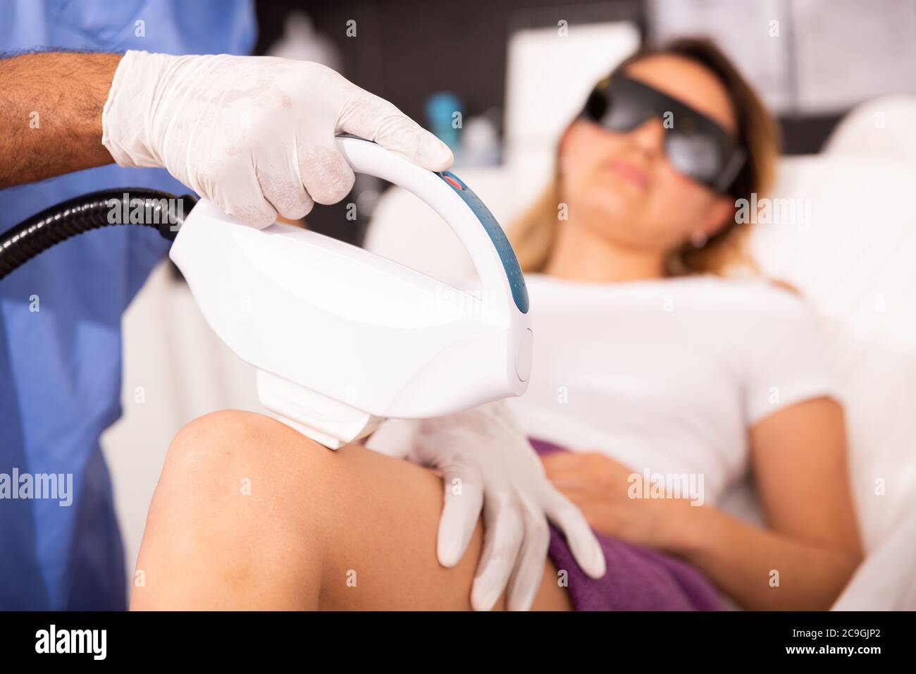 Gros plan du dispositif d'épilation laser sur les jambes des femmes au cours  de la procédure professionnelle en clinique de cosmétologie esthétique  Photo Stock - Alamy