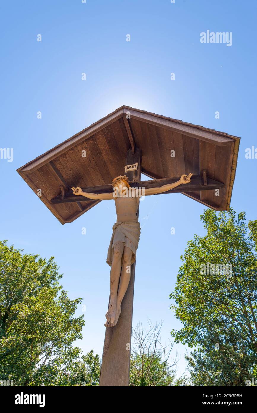 Jésus Christ figure à l'église St Clément sur Leigh Hill, Leigh on Sea, Essex, Royaume-Uni. Statue en bois du Christ sur la croix du mémorial de la Grande Guerre, calvaire Banque D'Images