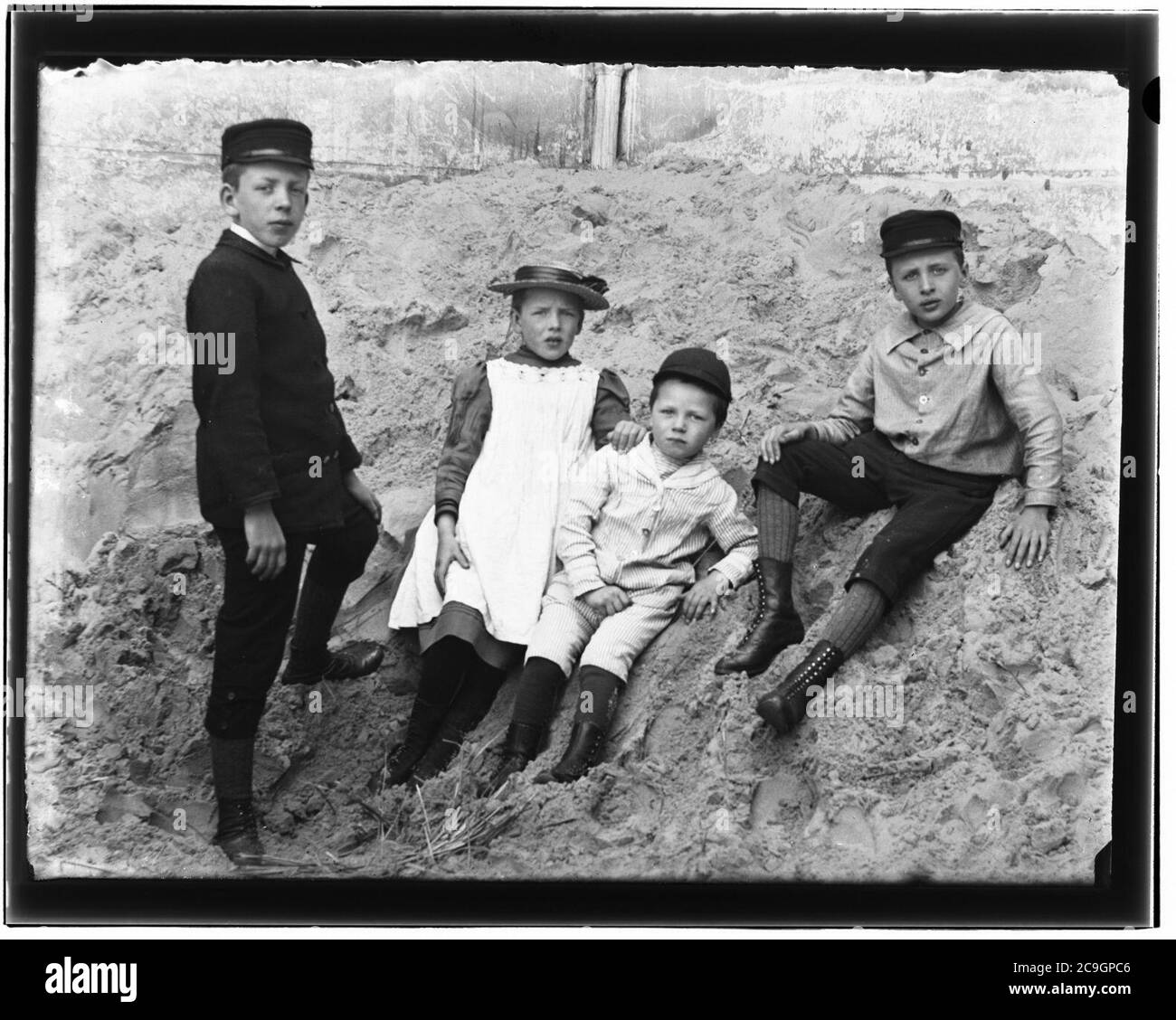 Jacob, Aagje, Willem en Jan Olie, de kinderen Olie dans het zand, 1892 (max res). Banque D'Images