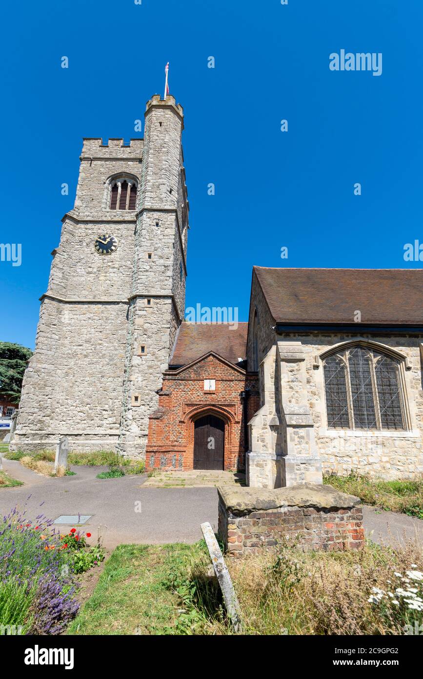 Eglise St Clément sur Leigh Hill, Leigh on Sea, Essex, Royaume-Uni. Tombe de Mary Ellis, avec pierre de cutlass usée. Église paroissiale dédiée à Saint Clément Banque D'Images