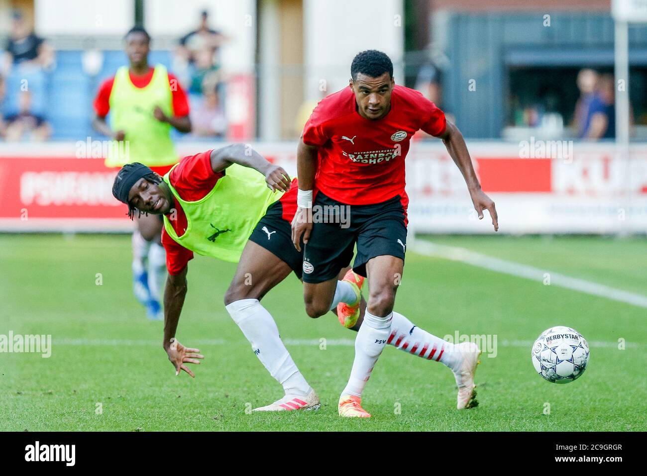 Eindhoven, pays-Bas. 31 juillet 2020. EINDHOVEN, 31-07-2020, saison néerlandaise d'eredivisie, 2020-2021. SportComplex de Herdgang, PSV - jeu d'amis PSV. PSV avant Cody Gakpo (R) et PSV milieu de terrain Noni Madieke (L) pendant le jeu PSV - PSV (1-1). Crédit : Pro Shots/Alamy Live News Banque D'Images