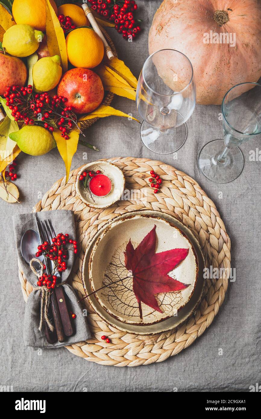 Automne Thangisdonnant table de jour d'automne avec des citrouilles, des fruits et des feuilles jaunes, décoration d'automne. Banque D'Images