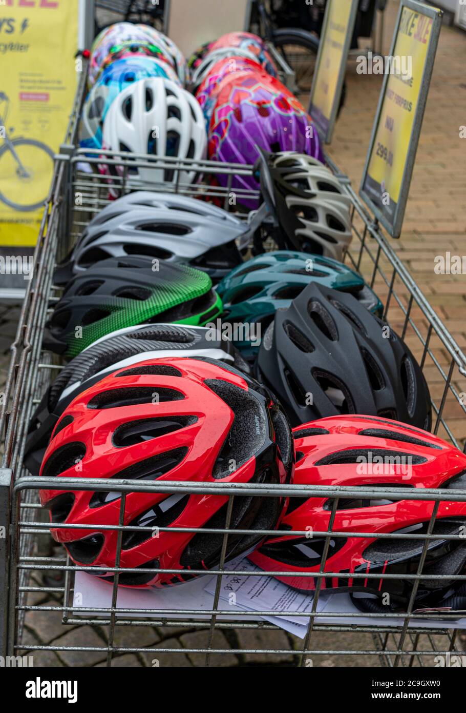 Danemark, Stubbekbing, 21.02.2019: Vente de casques de vélo de différentes  couleurs. Casque de vélo dans le panier Photo Stock - Alamy