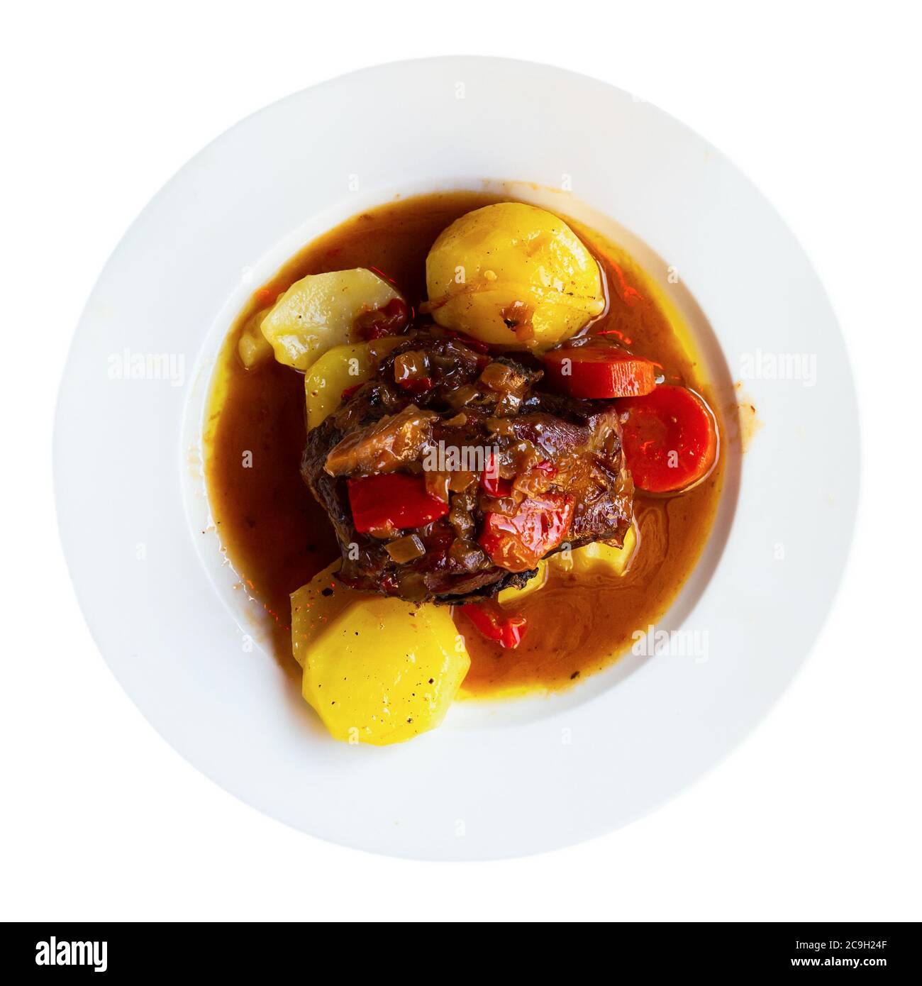 Appétissant épaule d'agneau cuite avec des pommes de terre et des légumes cuits. Isolé sur fond blanc Banque D'Images